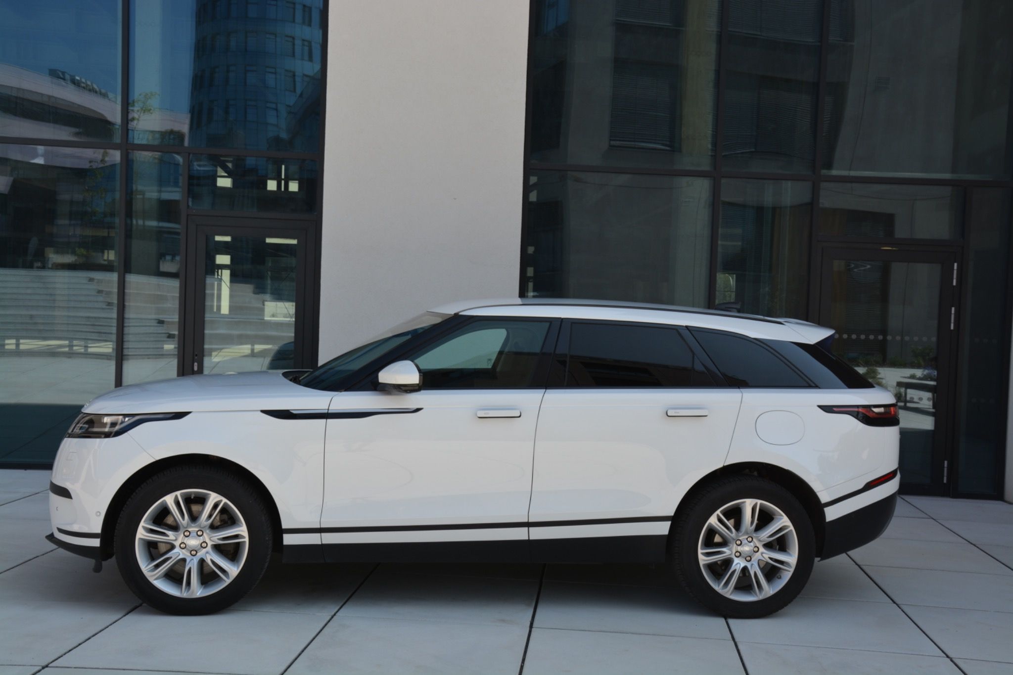 Land Rover Range Rover Velar, P400e Plug in Hybrid 4x4 1MAJ - fotka 2