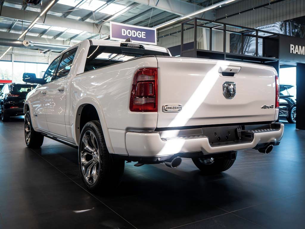 Dodge Ram, 5.7 V8 eTorque Longhorn 22Alu - fotka 3