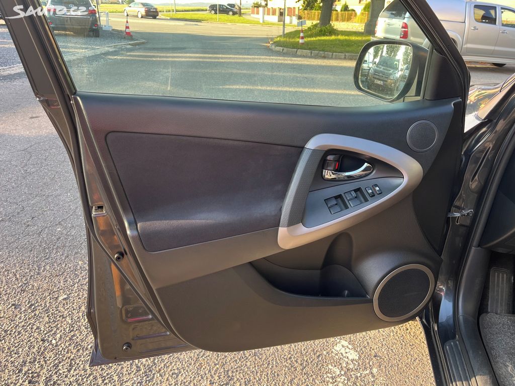 Toyota Rav4, fotka 8