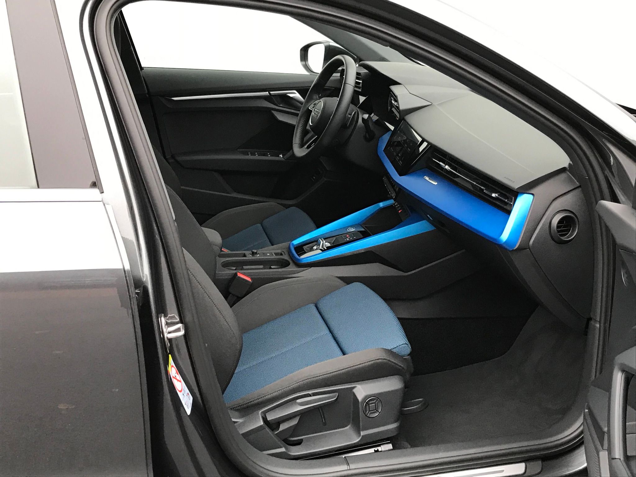 Audi A3, 35 2,0TDi 110kW 7°StronicSline - fotka 6