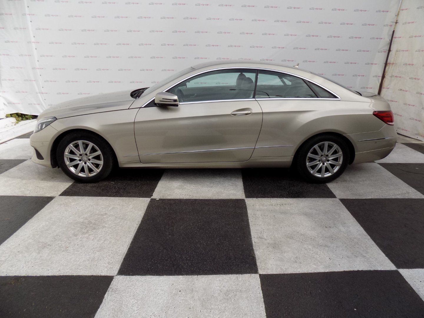 Mercedes-Benz Třídy E, 220d Coupé/Full-Led/NAVI/ - fotka 2