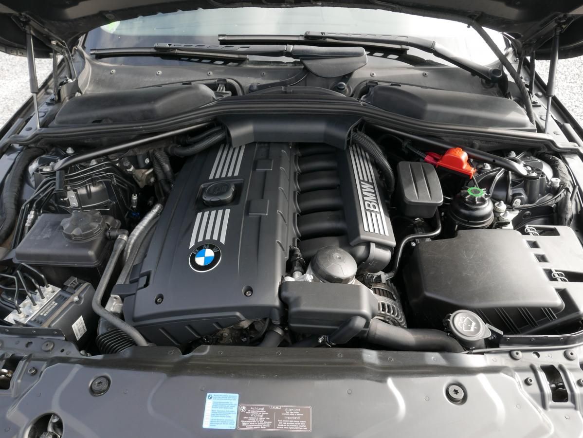 BMW Řada 5, 530Xi 200kW Kombi Automat - fotka 4