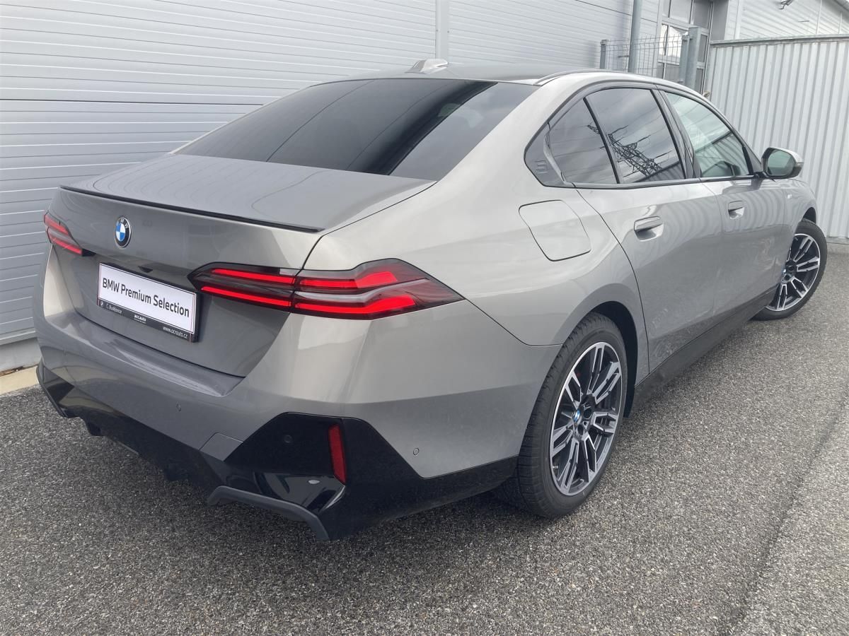 BMW Řada 5, 520d xDrive Sedan - fotka 2