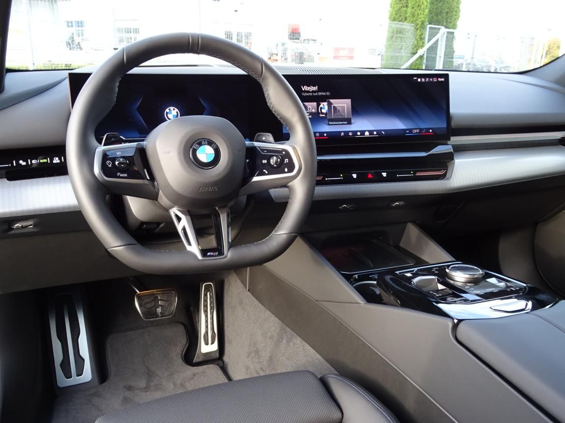 BMW Řada 5, 520d xDrive - fotka 4