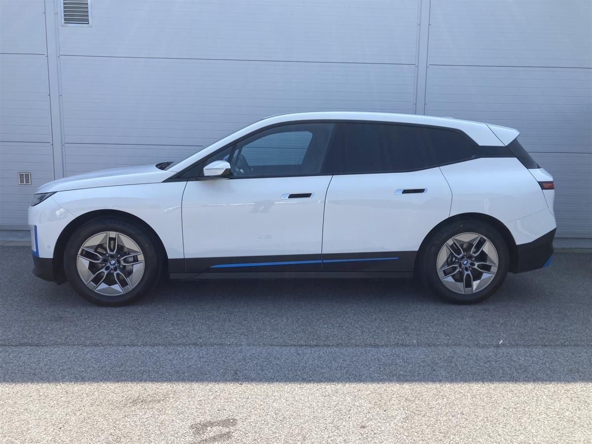 BMW iX, xDrive40 - fotka 3