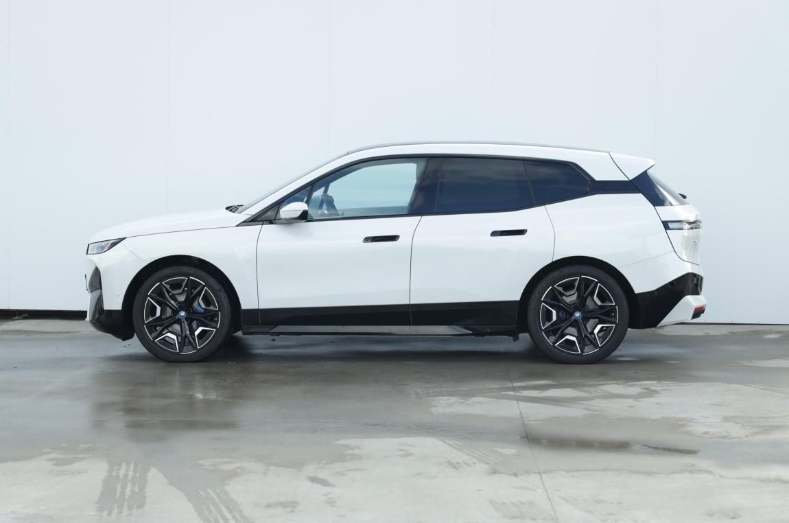 BMW iX, xDrive50 - fotka 4