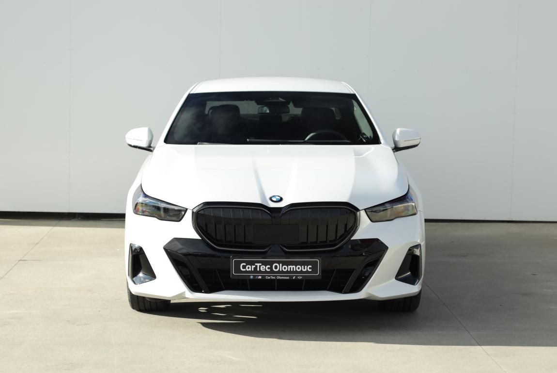 BMW Řada 5, 520d xDrive - fotka 2