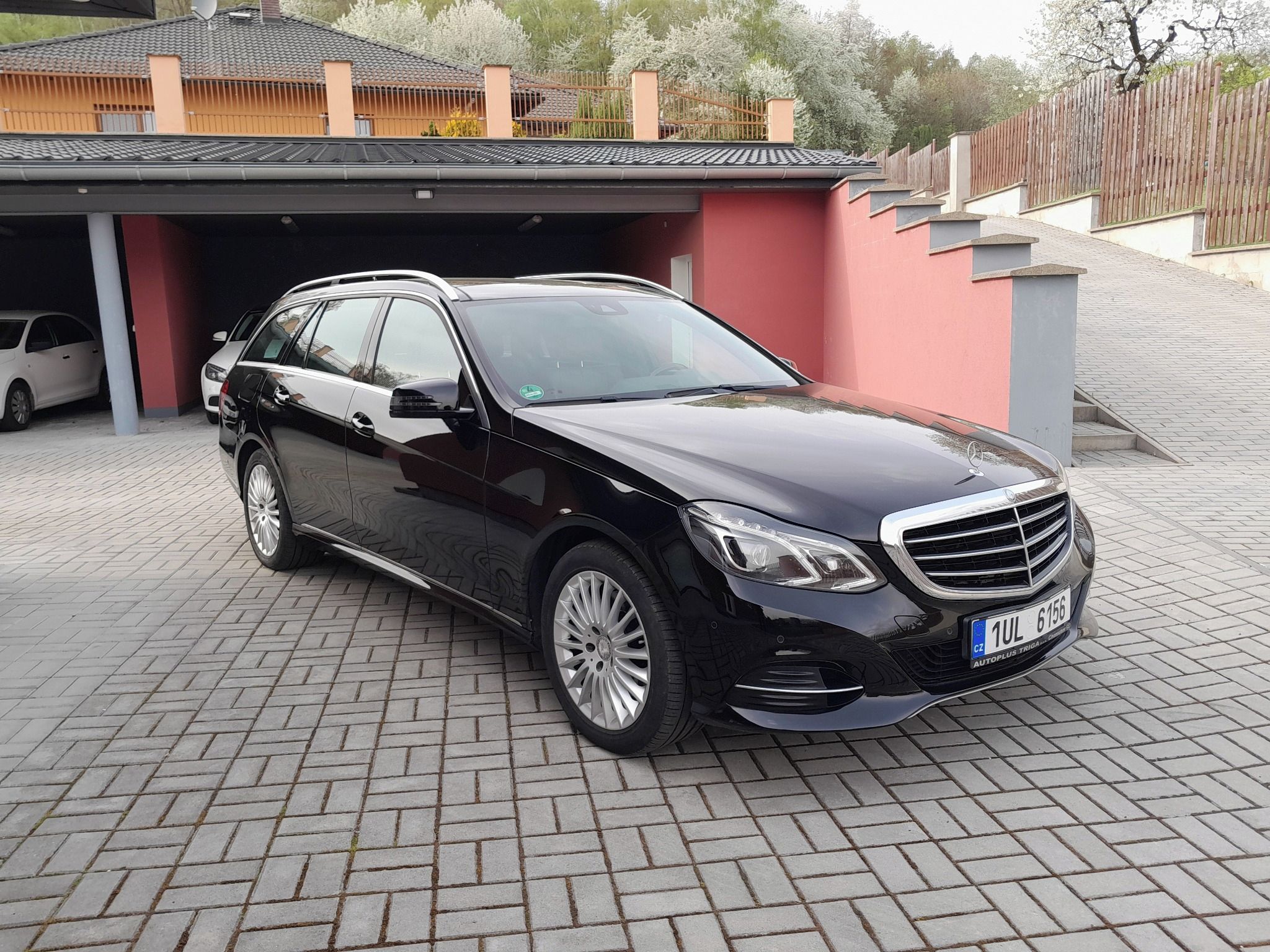 Mercedes-Benz Třídy E, 250 CDI BlueTEC 4-matic - fotka 2