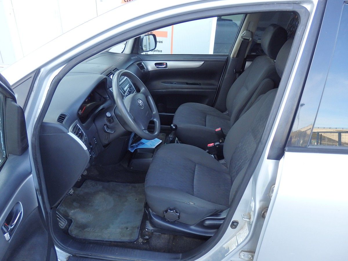Toyota Avensis Verso, 2.0 D-4D ZÁVĚS, ALU - fotka 6