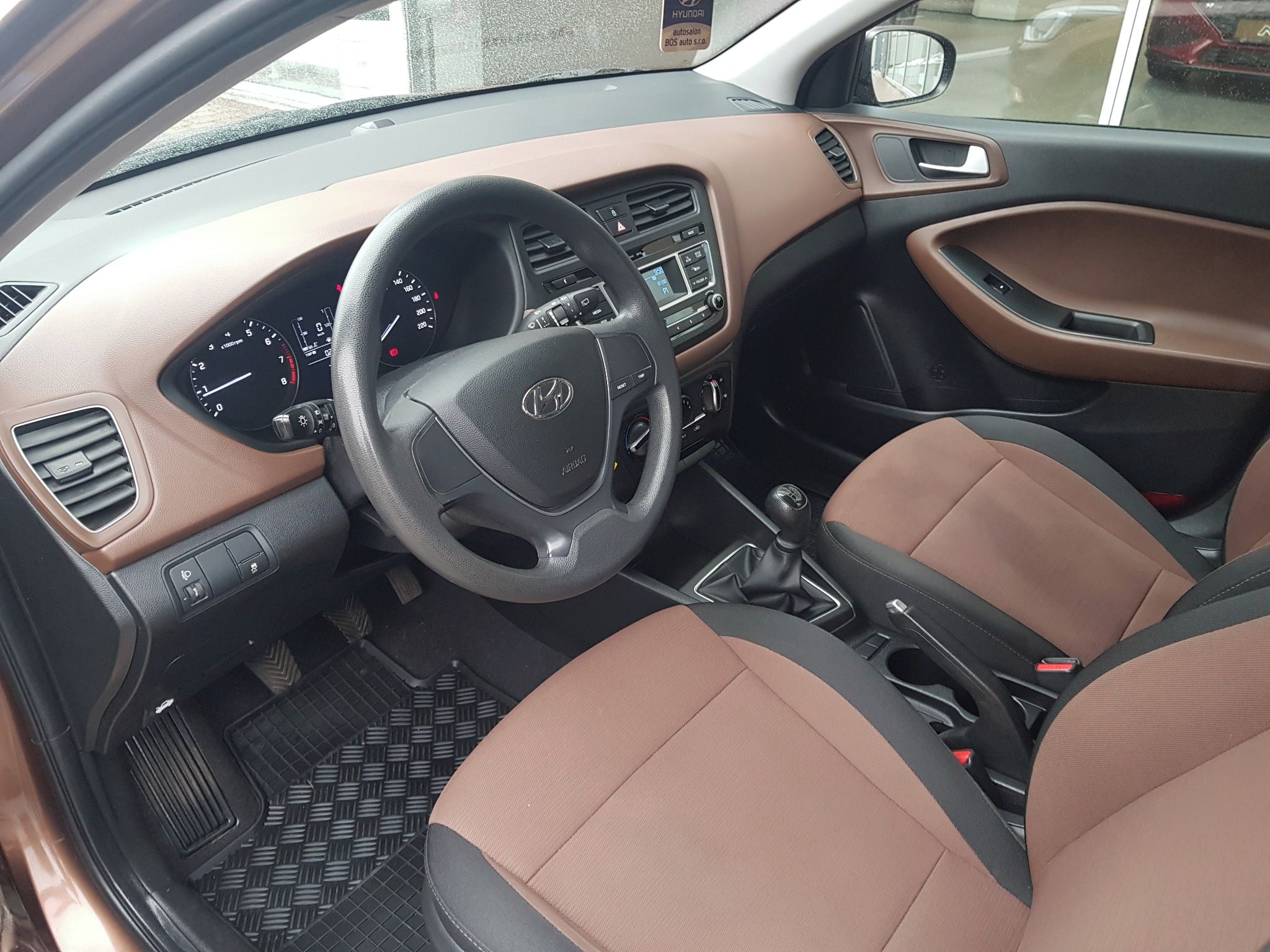 Hyundai i20, 1,2i FamilyCLUB,klima,1.maj. - fotka 6