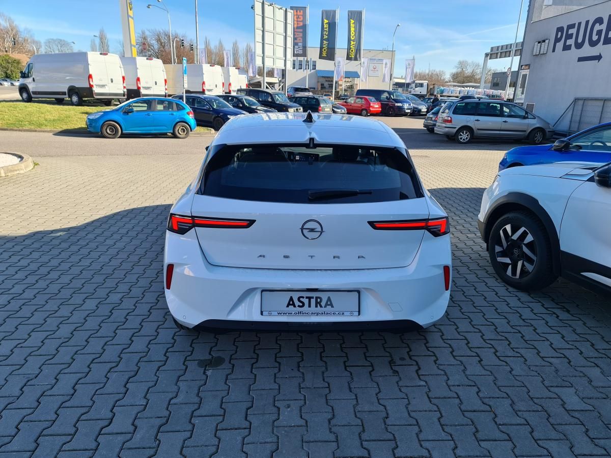 Opel Astra, Edition 1.2 81 kW MT6 - fotka 5