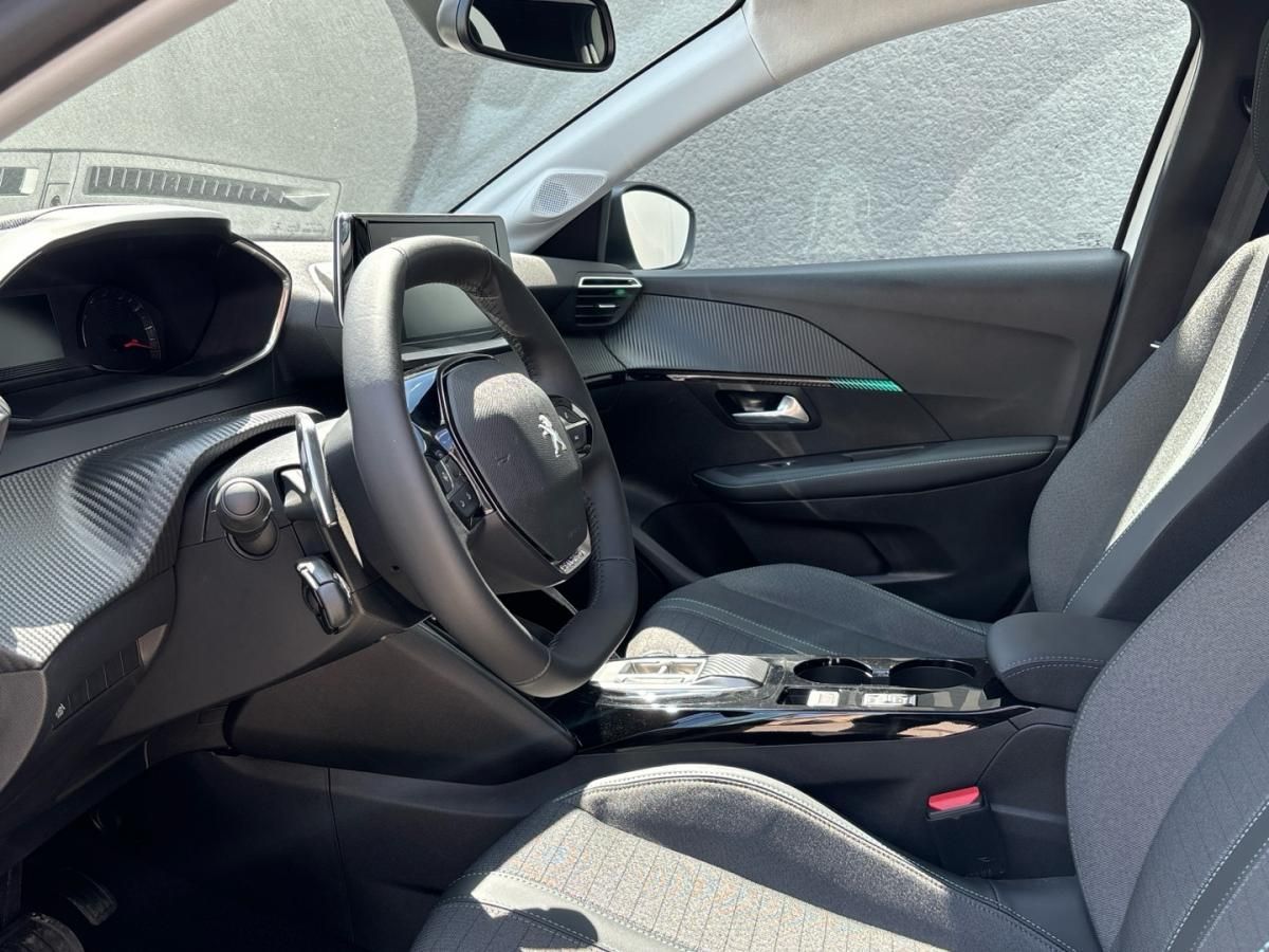 Peugeot 208, Allure 1.2 PureTech 100k EAT8 - fotka 6