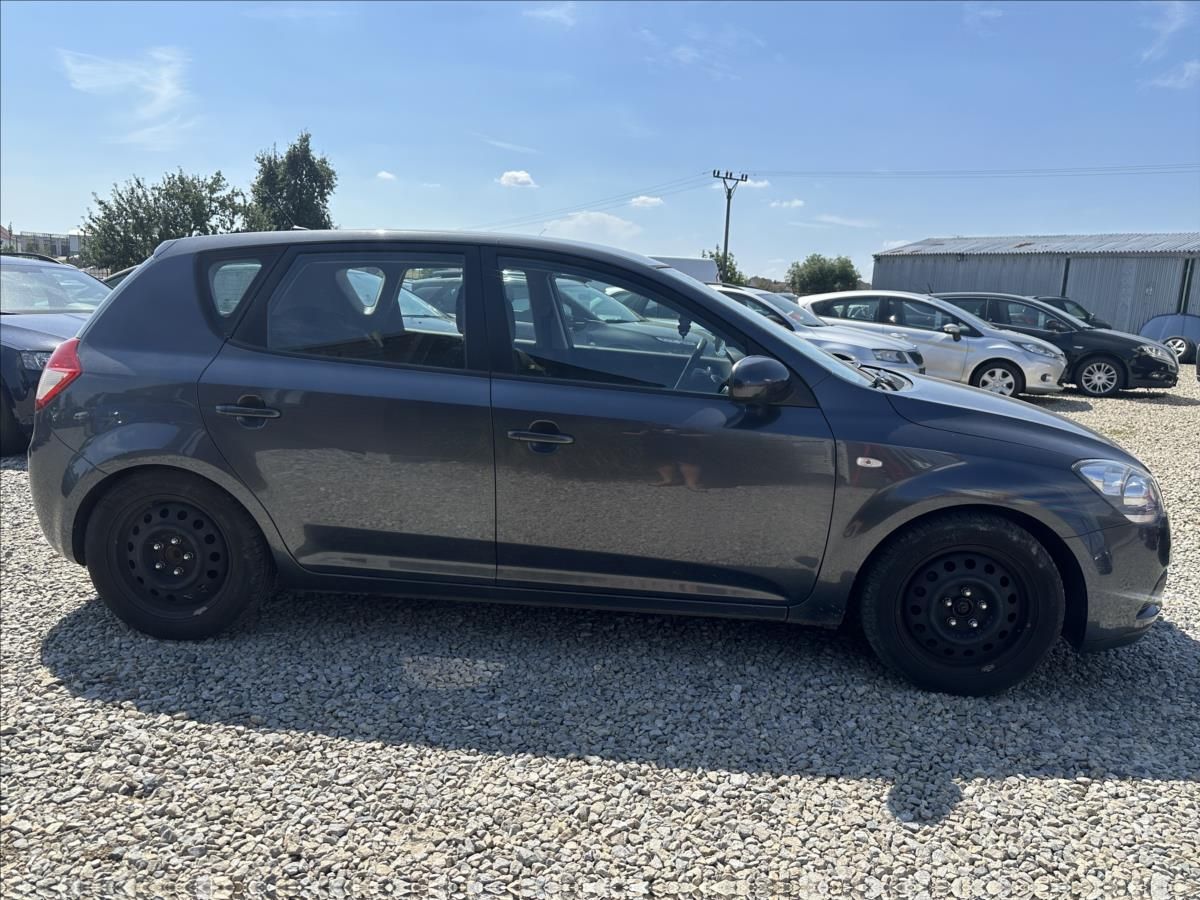 Kia Cee´d, 1,6 CRDi 85kW Exclusive - fotka 4