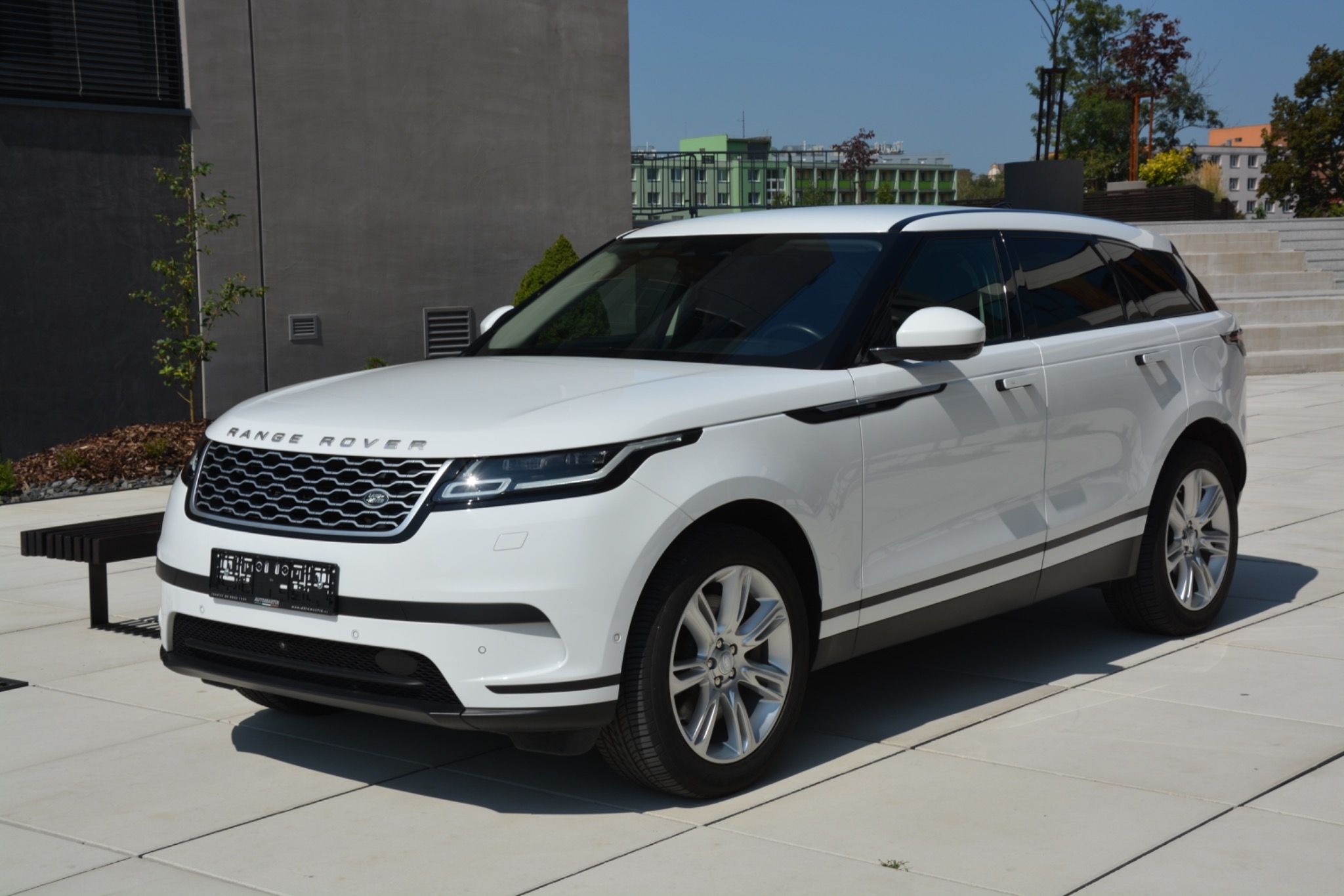 Land Rover Range Rover Velar, P400e Plug in Hybrid 4x4 1MAJ - fotka 5