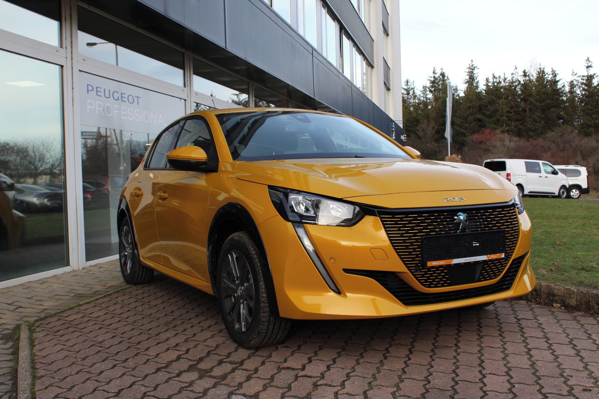 Peugeot 208, e-ALLURE Elektromotor 100 kW - fotka 2