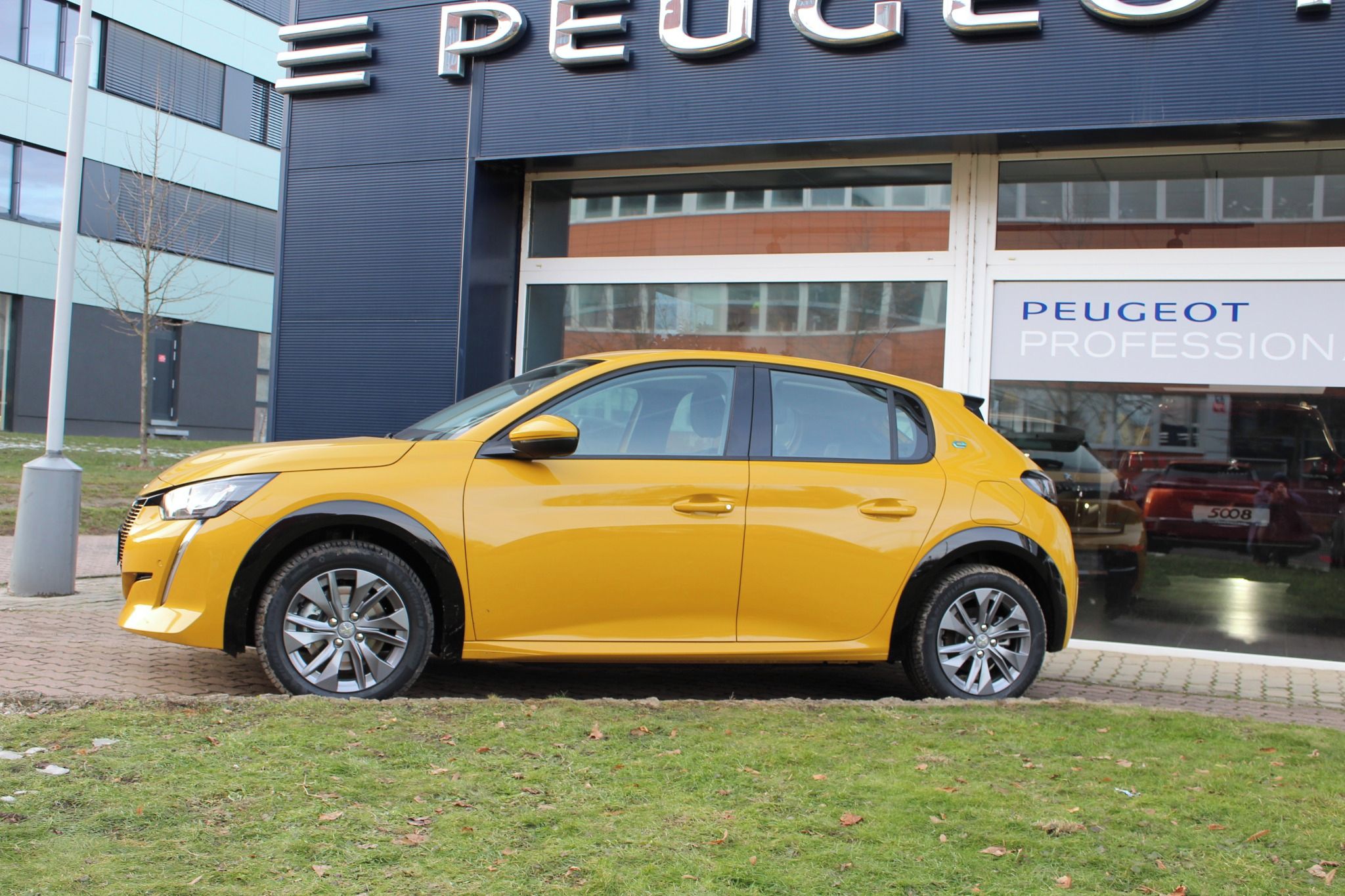 Peugeot 208, e-ALLURE Elektromotor 100 kW - fotka 6