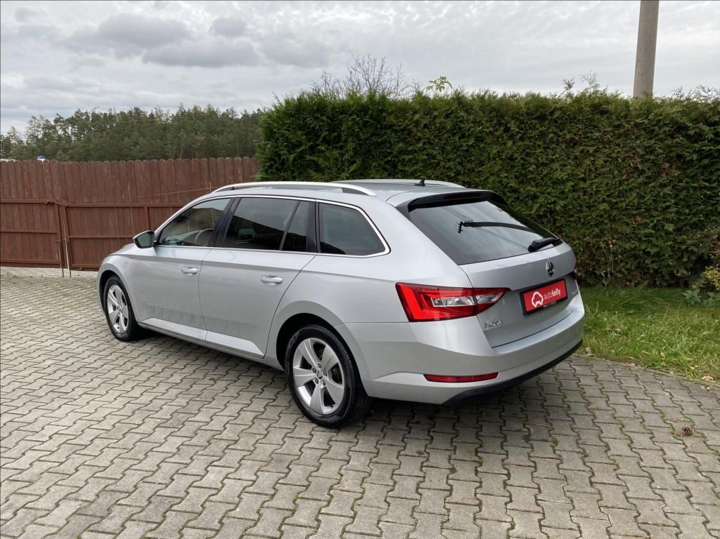 Škoda Superb, 2,0 TDi  EXECUTIVE / DSG / NAV - fotka 3