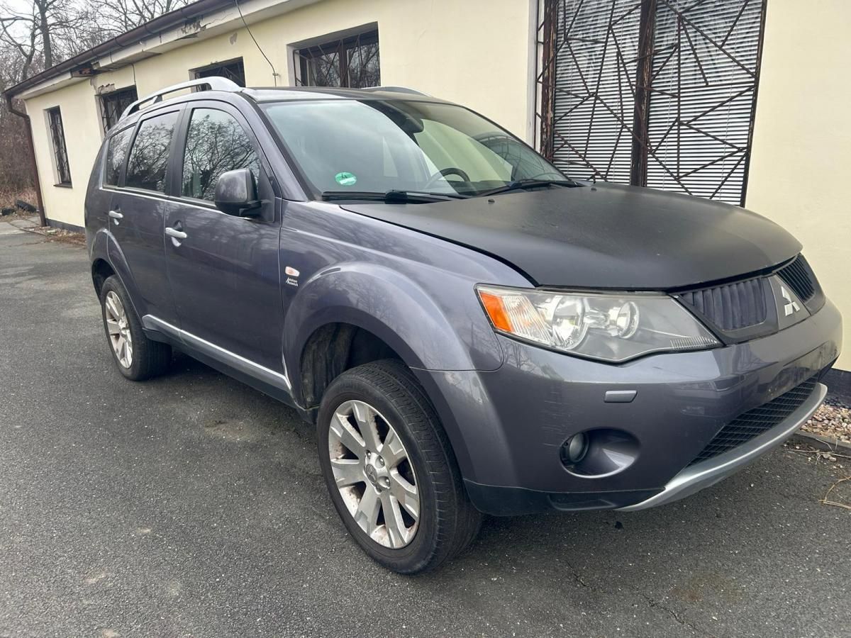Mitsubishi Outlander, 2.4 4x4 7 míst max. výbava - fotka 2