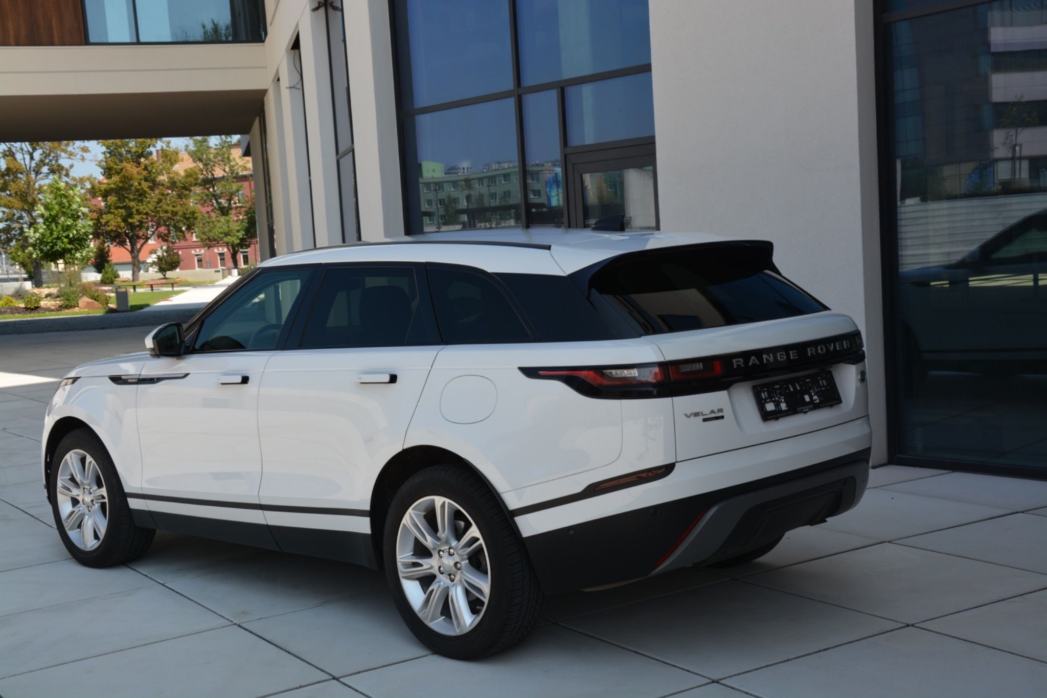 Land Rover Range Rover Velar, P400e Plug in Hybrid 4x4 1MAJ - fotka 3