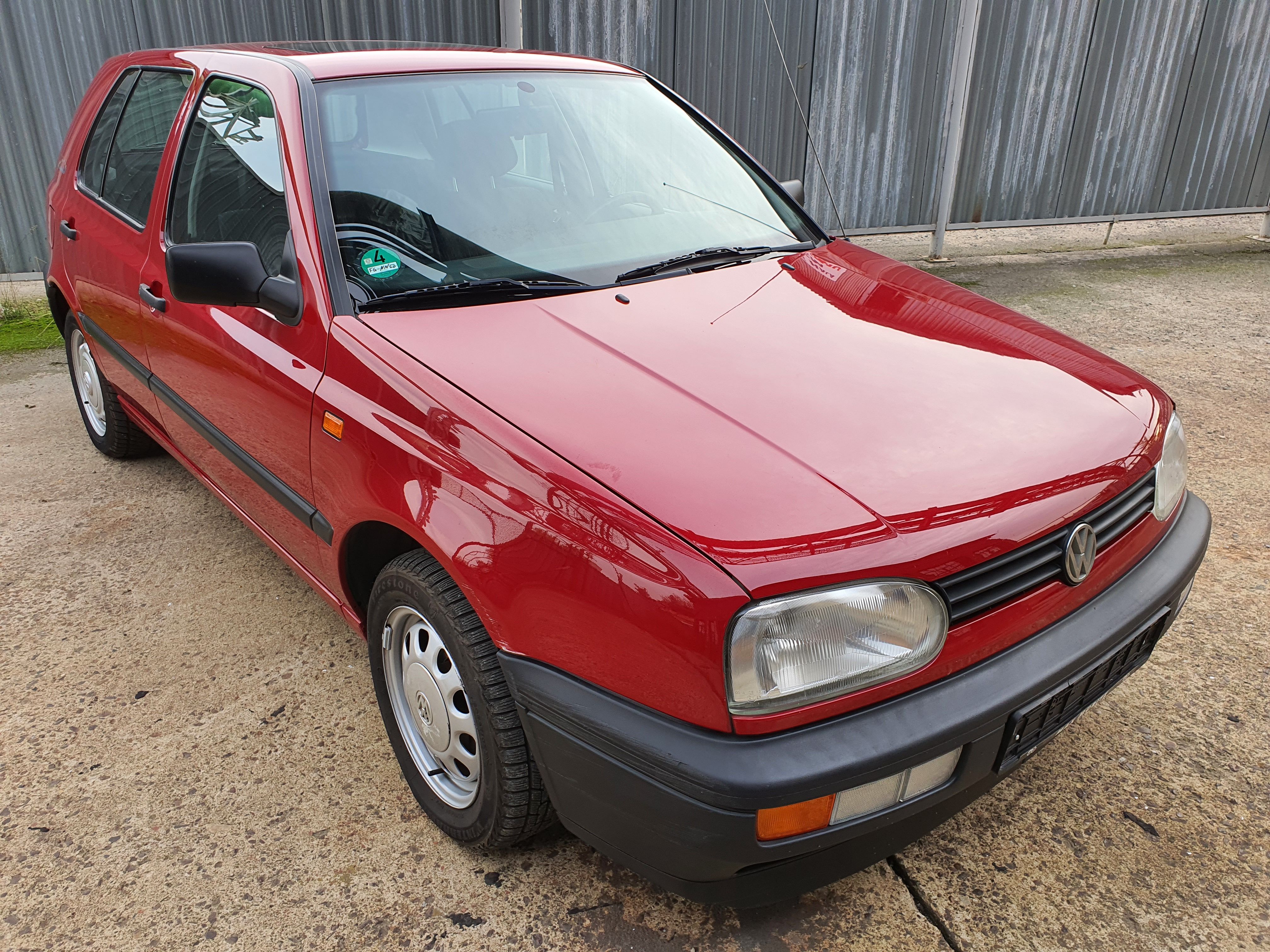 Volkswagen Golf, 1.6i 55kW, 29 000 km, 1. maj. - fotka 2