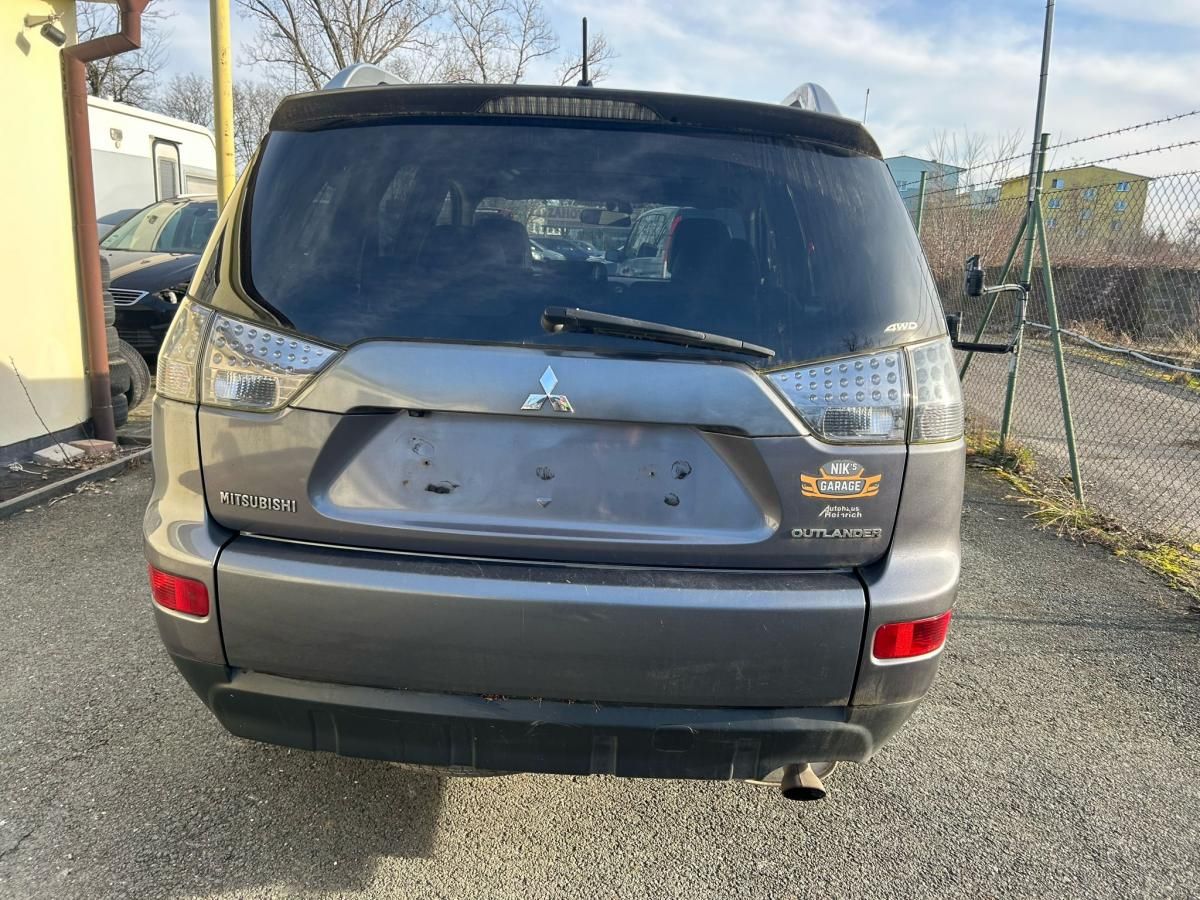 Mitsubishi Outlander, 2.4 4x4 7 míst max. výbava - fotka 5