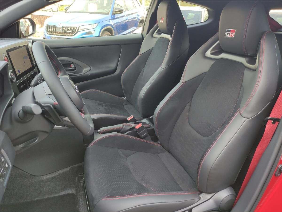 Toyota GR Yaris, 1,6 GR 8AT 4x4 FACELIFT *NOVÝ - fotka 6