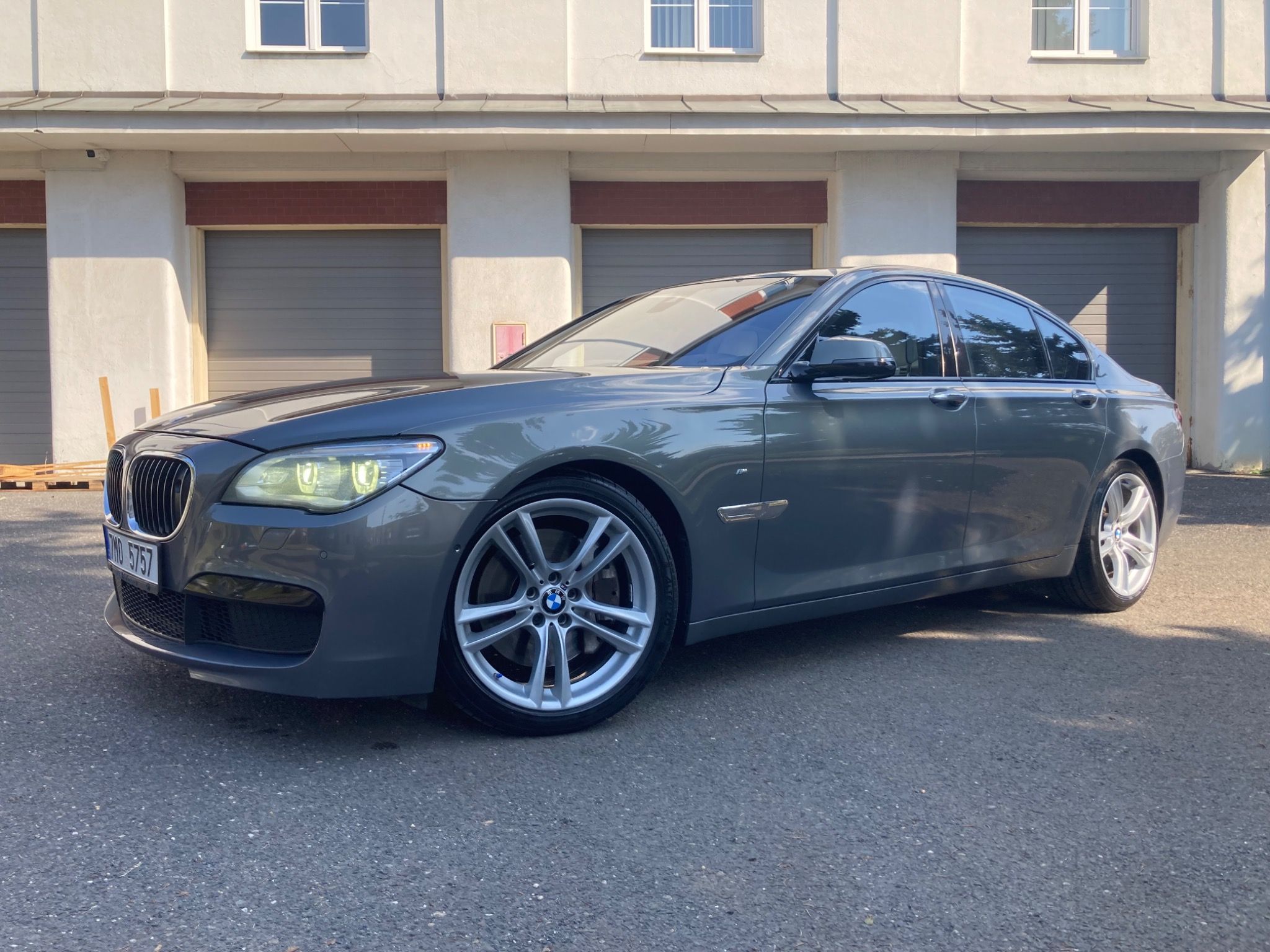 BMW Řada 7, 750i V8 330kW X-Drive M-paket - fotka 2