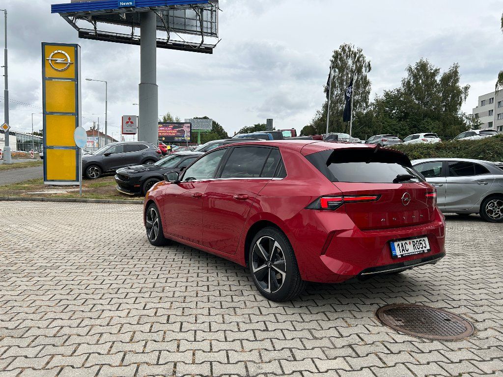 Opel Astra, Elegance 1,2 Turbo 81kW MT6 - fotka 3