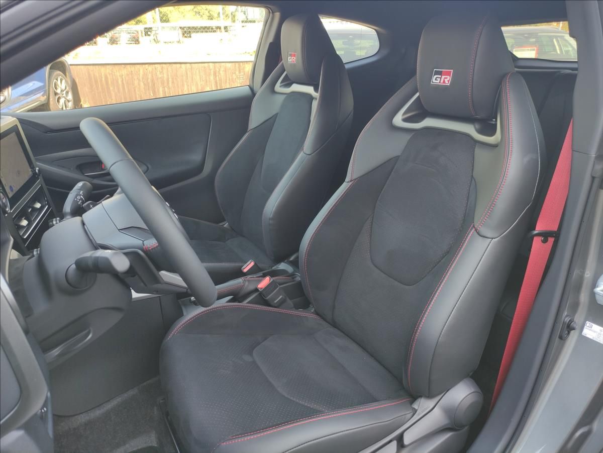 Toyota GR Yaris, 1,6 GR 8AT 4x4 FACELIFT *NOVÝ - fotka 6