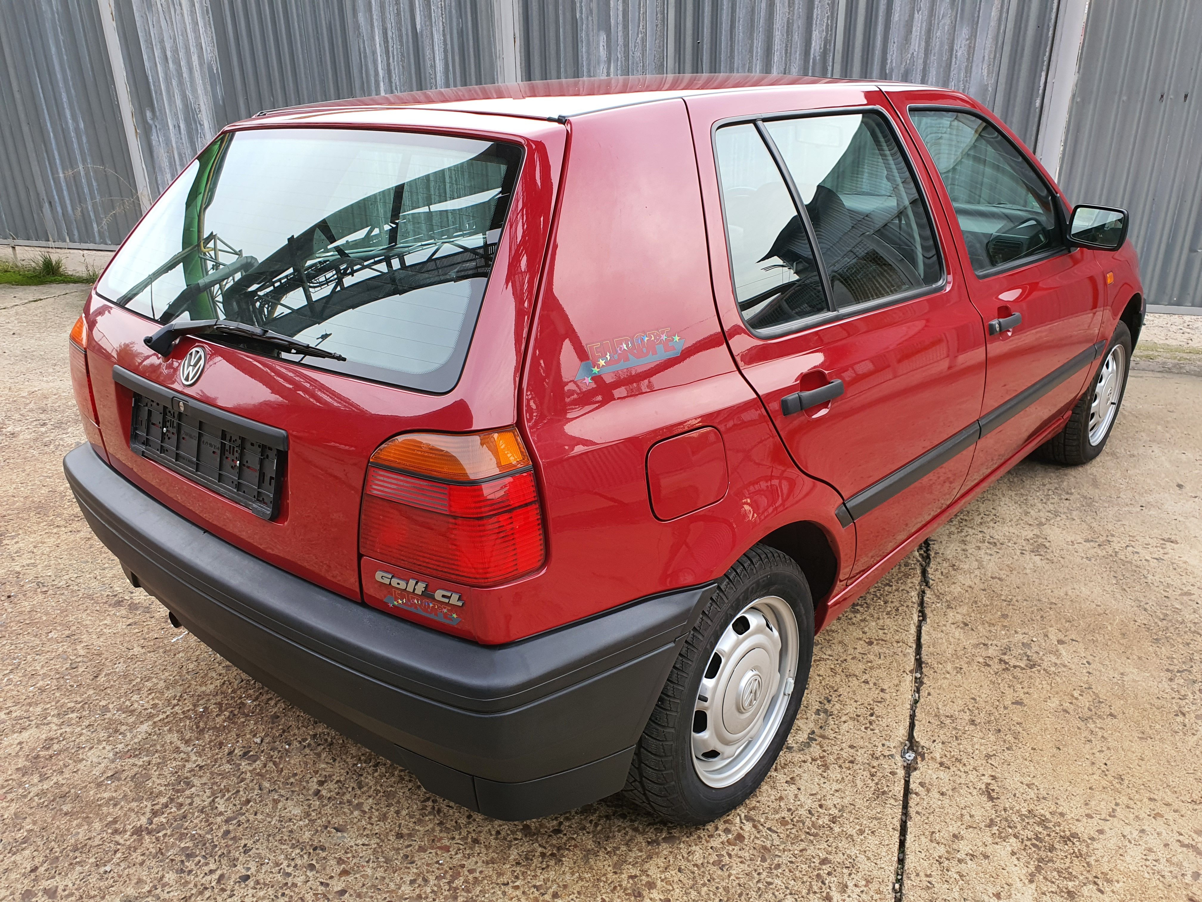 Volkswagen Golf, 1.6i 55kW, 29 000 km, 1. maj. - fotka 3