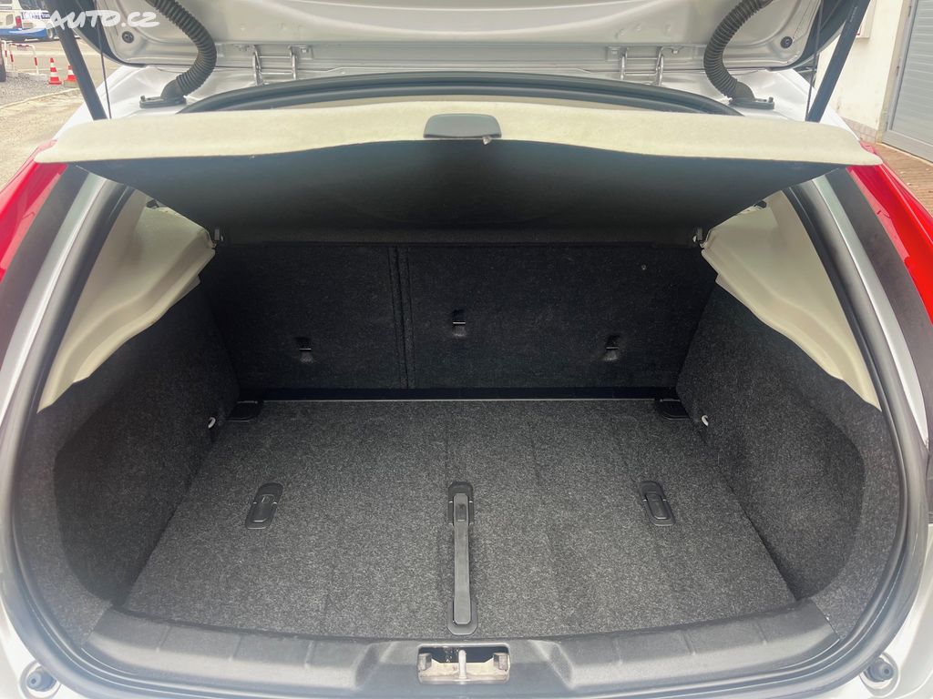 Volvo V40, fotka 14