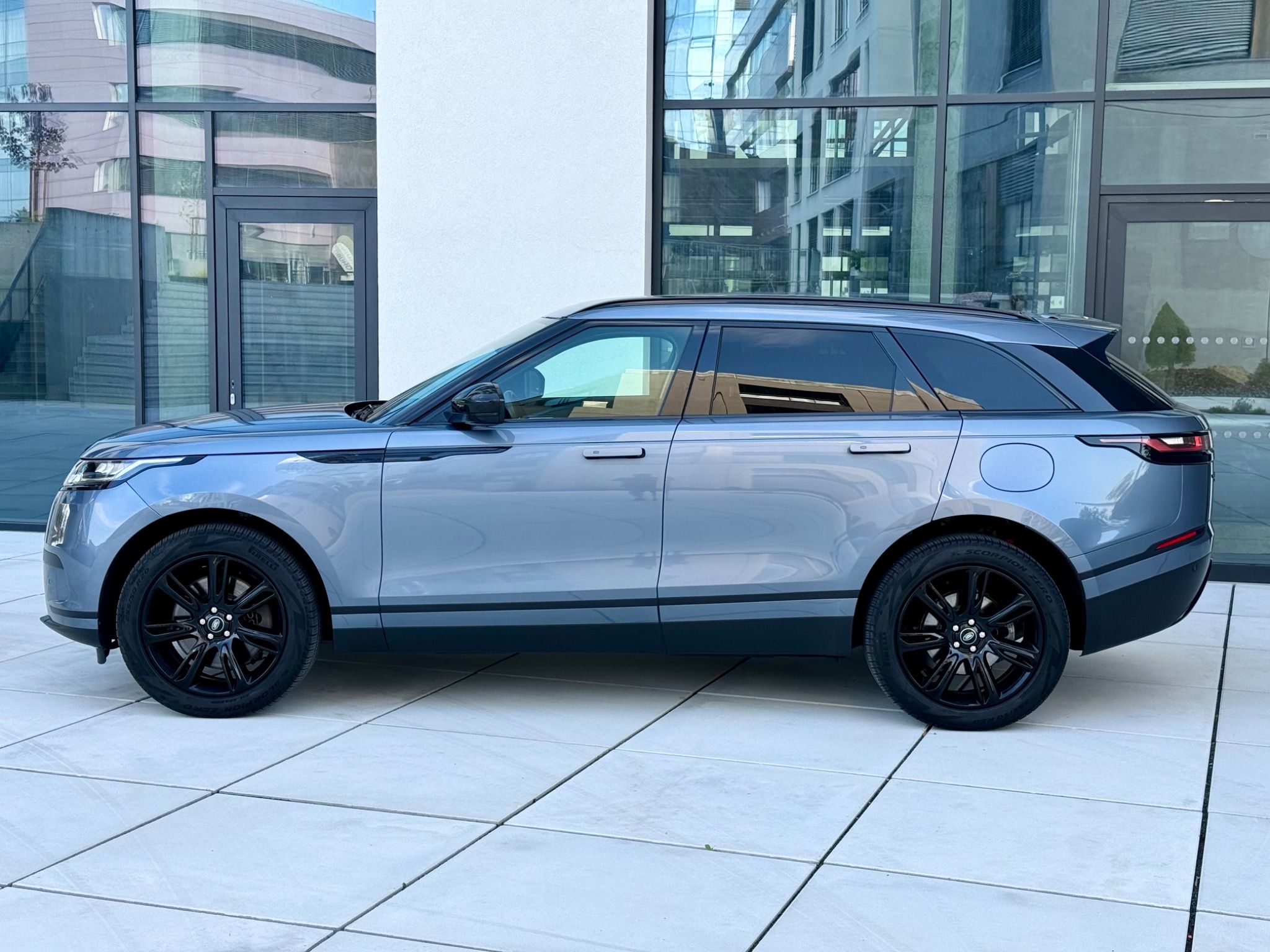 Land Rover Range Rover Velar, P400e Plug in Hybrid 4x4 1 MAJ - fotka 2
