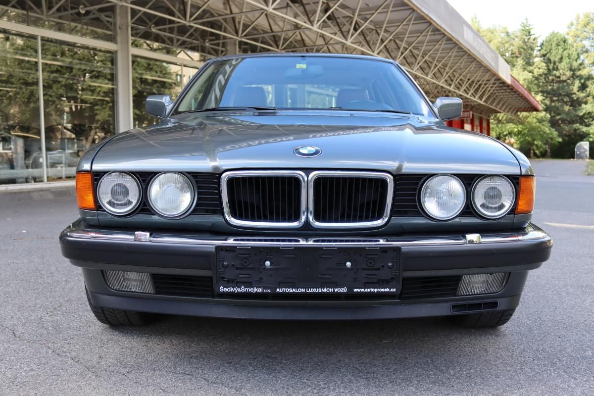 BMW Řada 7, 750i V12 E32 220kW - fotka 3