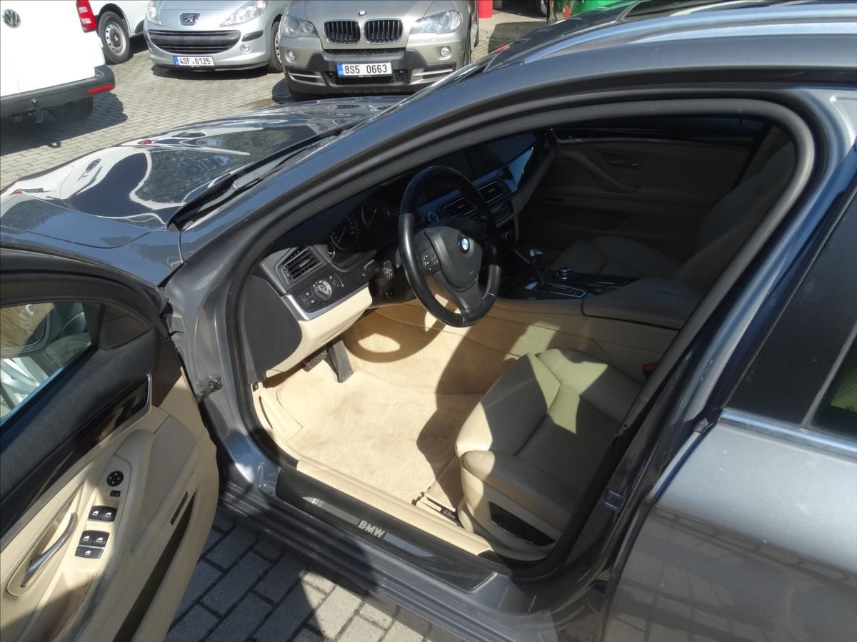 BMW Řada 5, 525d 6V 150KW AUT KŮŽE PANO XE - fotka 4