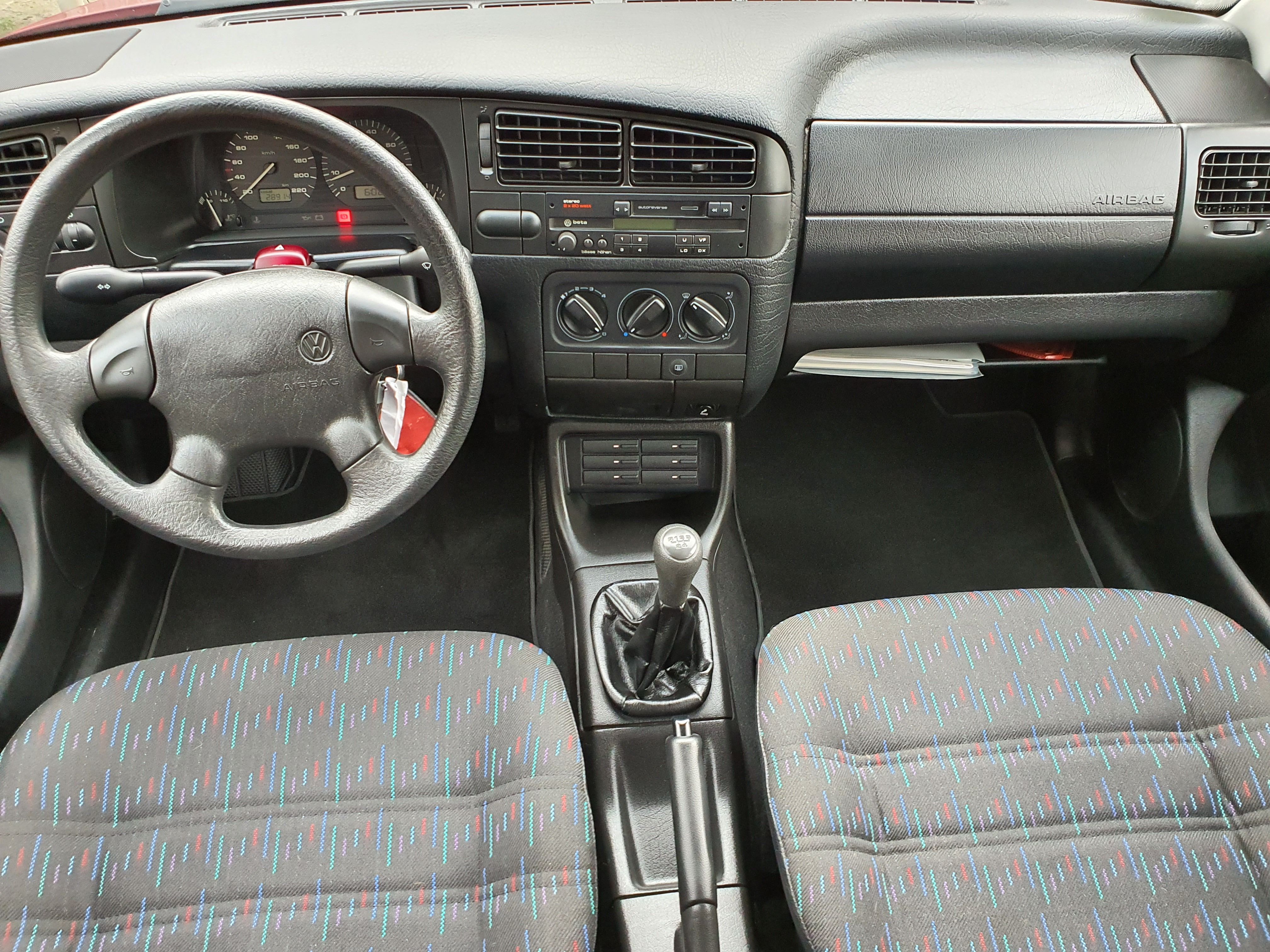 Volkswagen Golf, 1.6i 55kW, 29 000 km, 1. maj. - fotka 5
