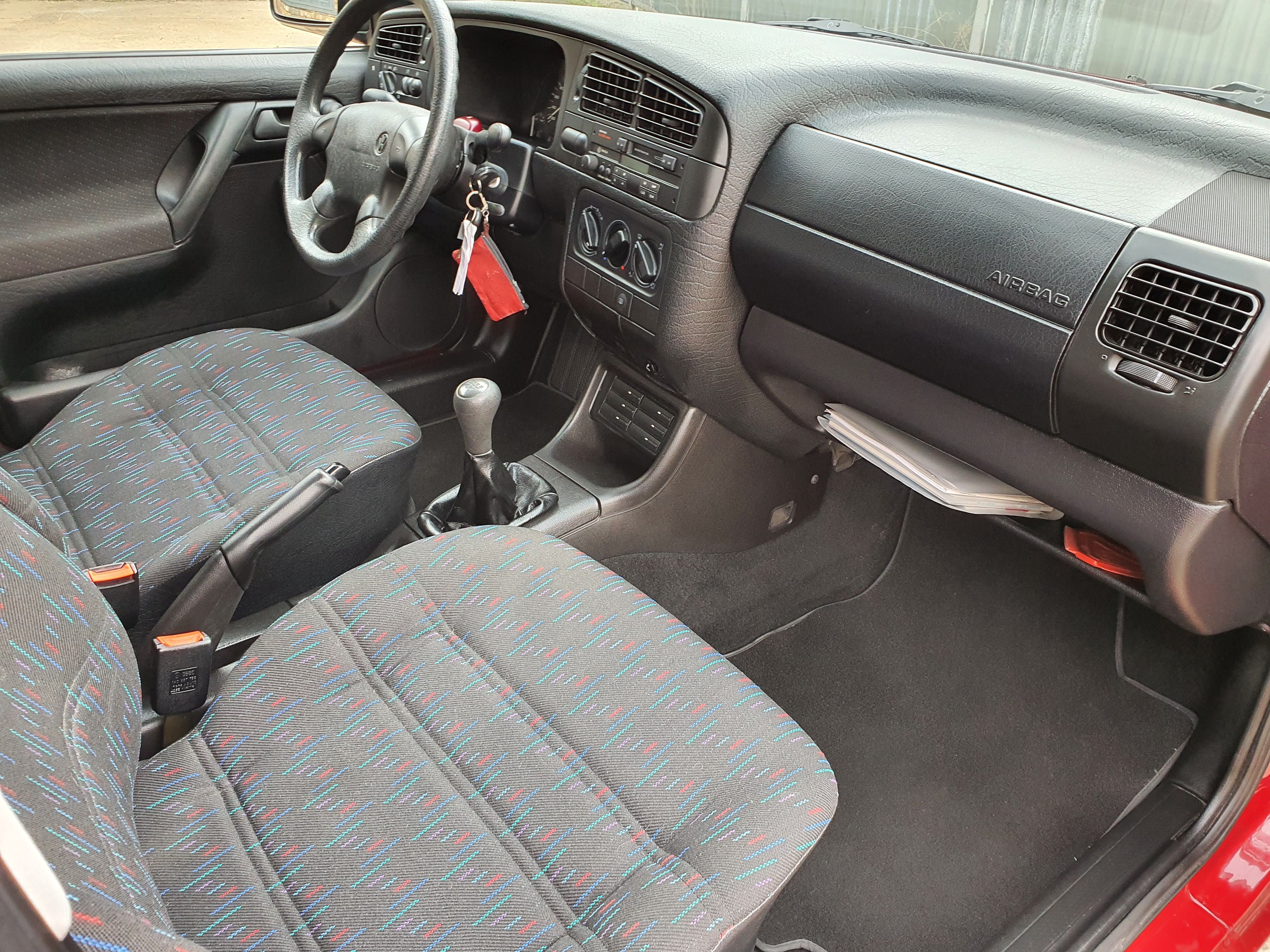 Volkswagen Golf, 1.6i 55kW, 29 000 km, 1. maj. - fotka 6