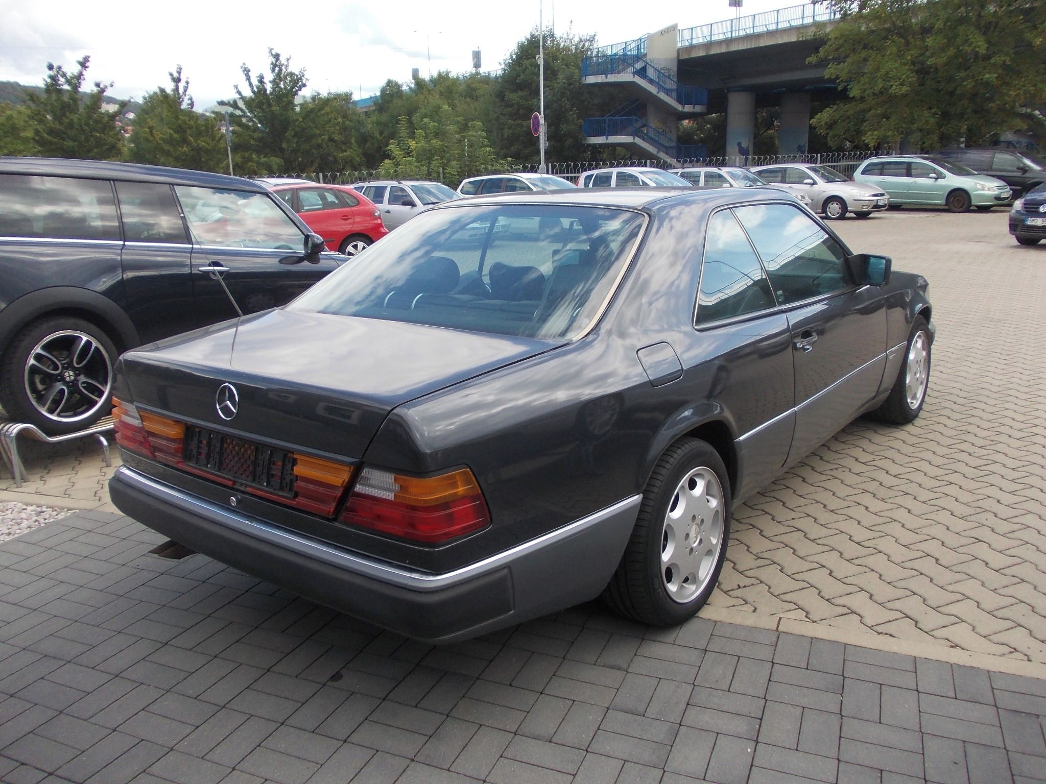 Mercedes-Benz 124, 320 CE - fotka 3