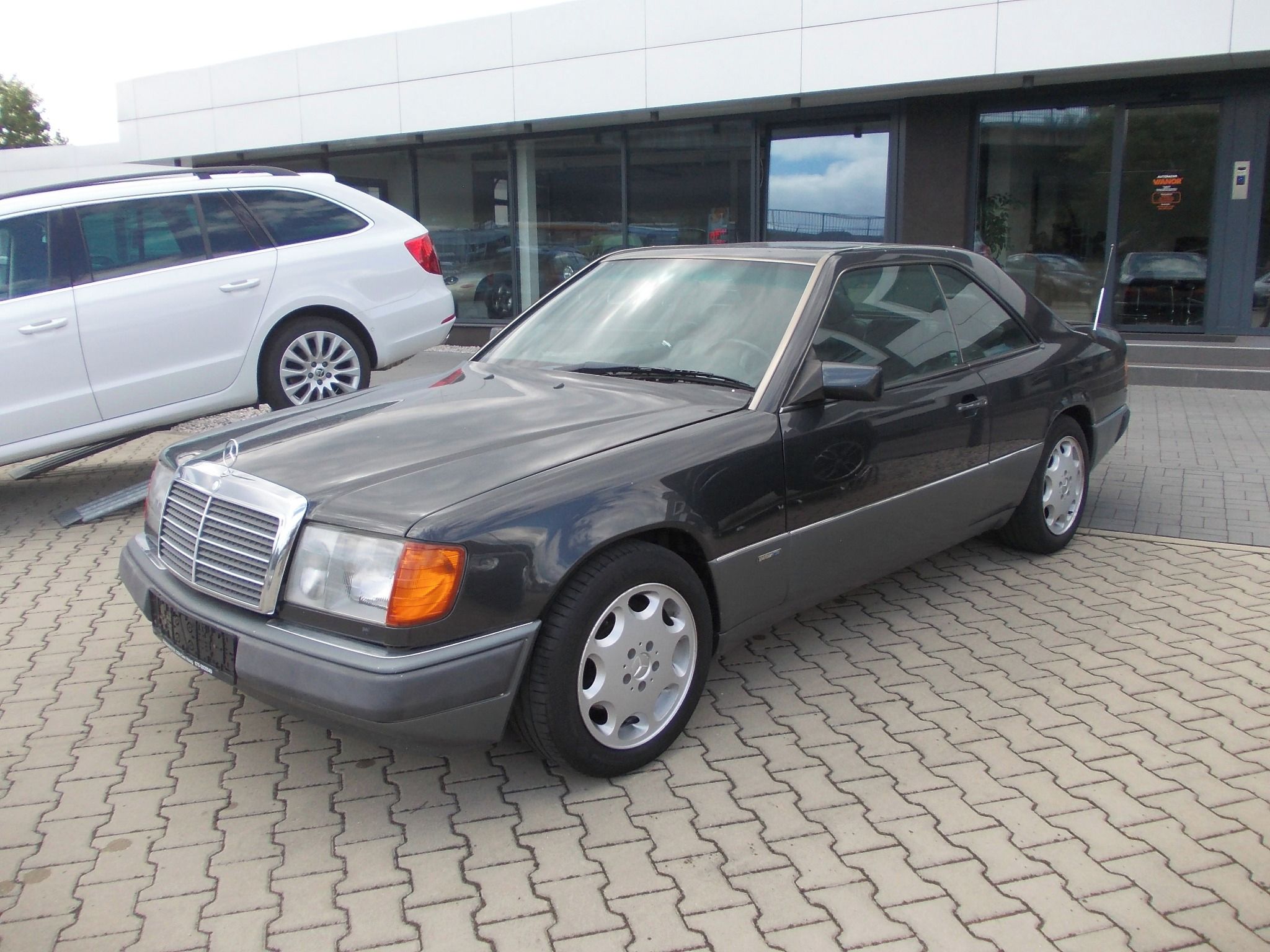 Mercedes-Benz 124, 320 CE - fotka 2