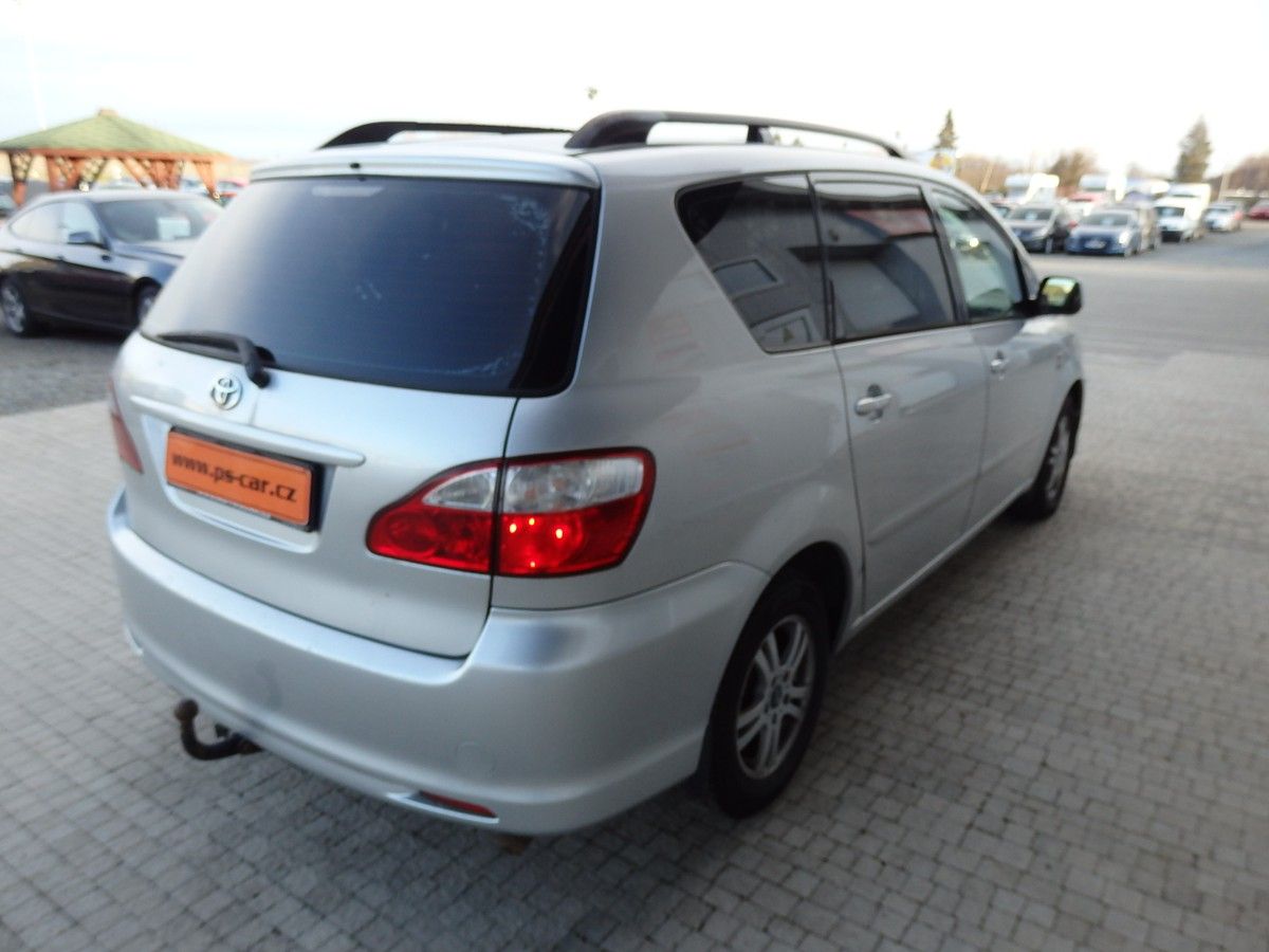 Toyota Avensis Verso, 2.0 D-4D ZÁVĚS, ALU - fotka 4