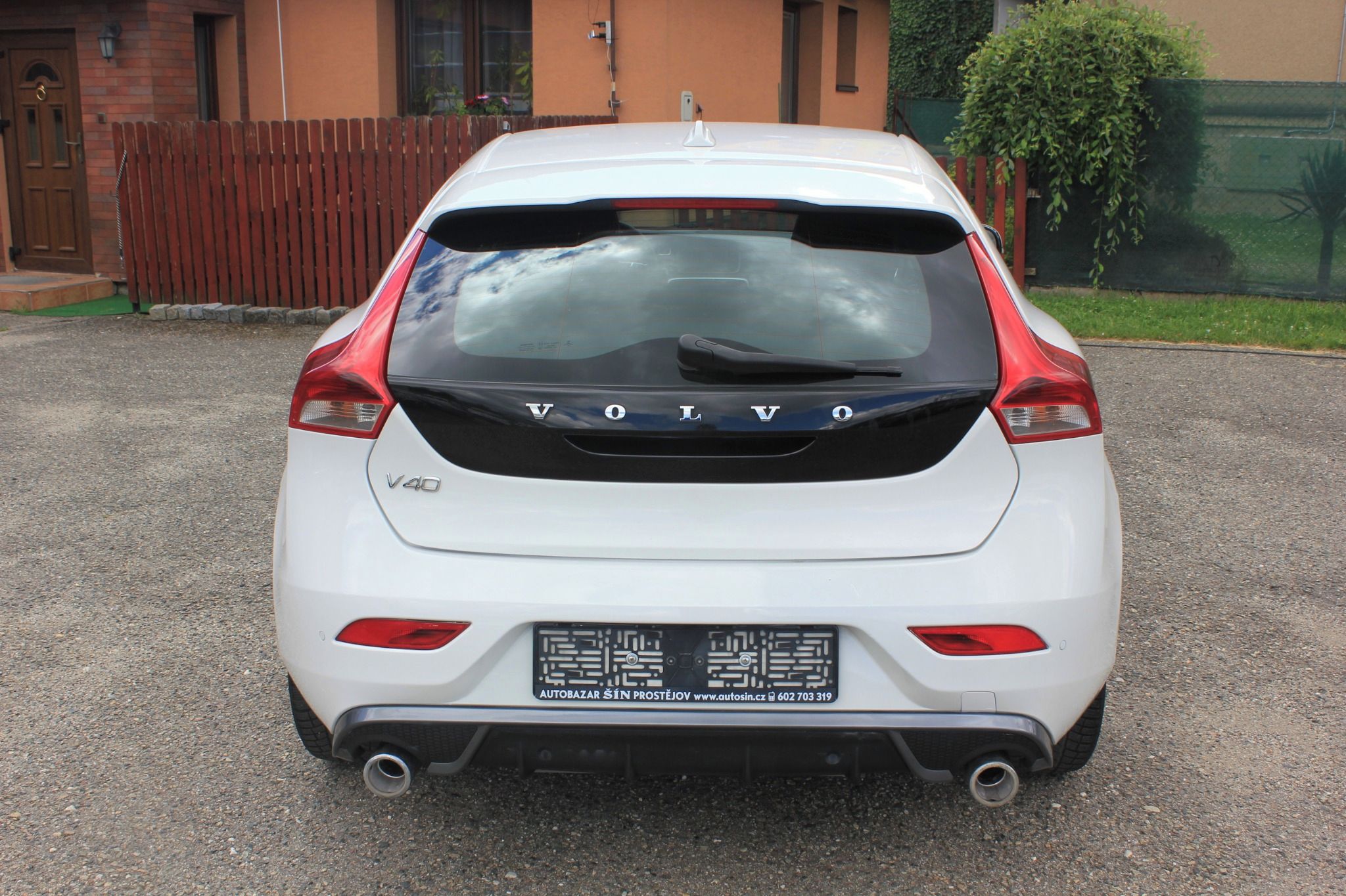 Volvo V40, 1.6D, 84 kW,  R-DESIGN - fotka 6