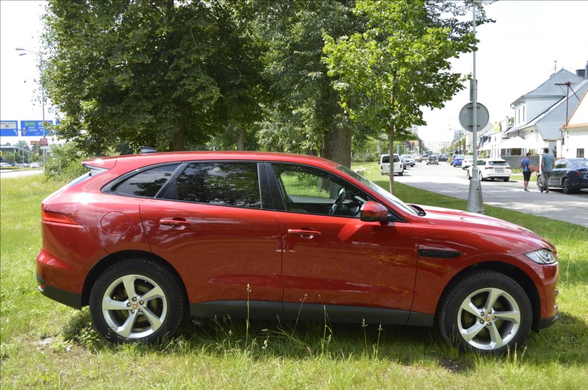 Jaguar F-Pace, 2,0 25d AWD R-SPORT Auto - fotka 4