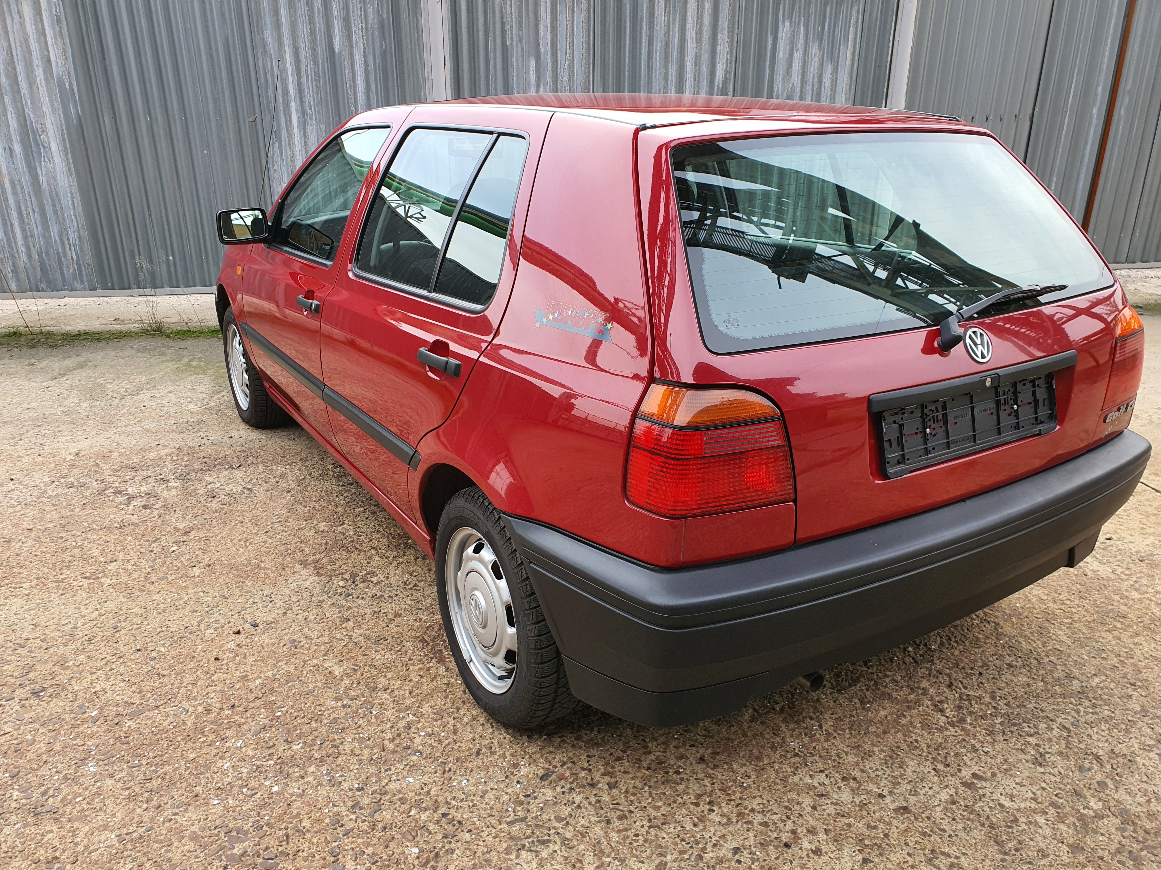 Volkswagen Golf, 1.6i 55kW, 29 000 km, 1. maj. - fotka 4