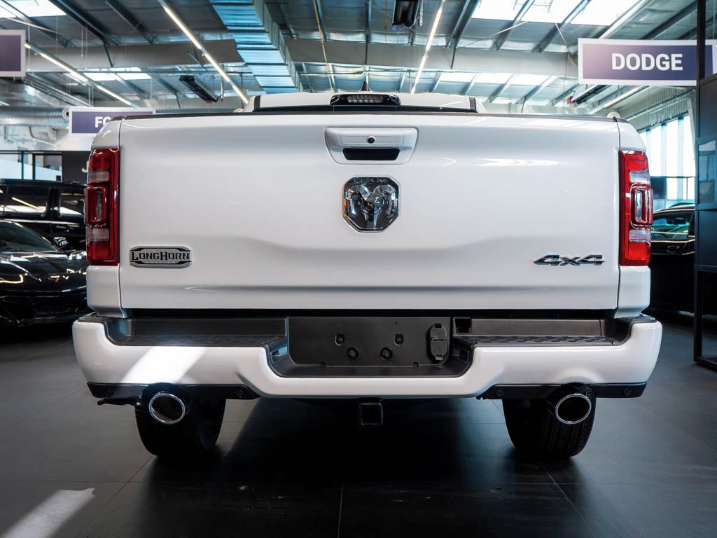 Dodge Ram, 5.7 V8 eTorque Longhorn 22Alu - fotka 4