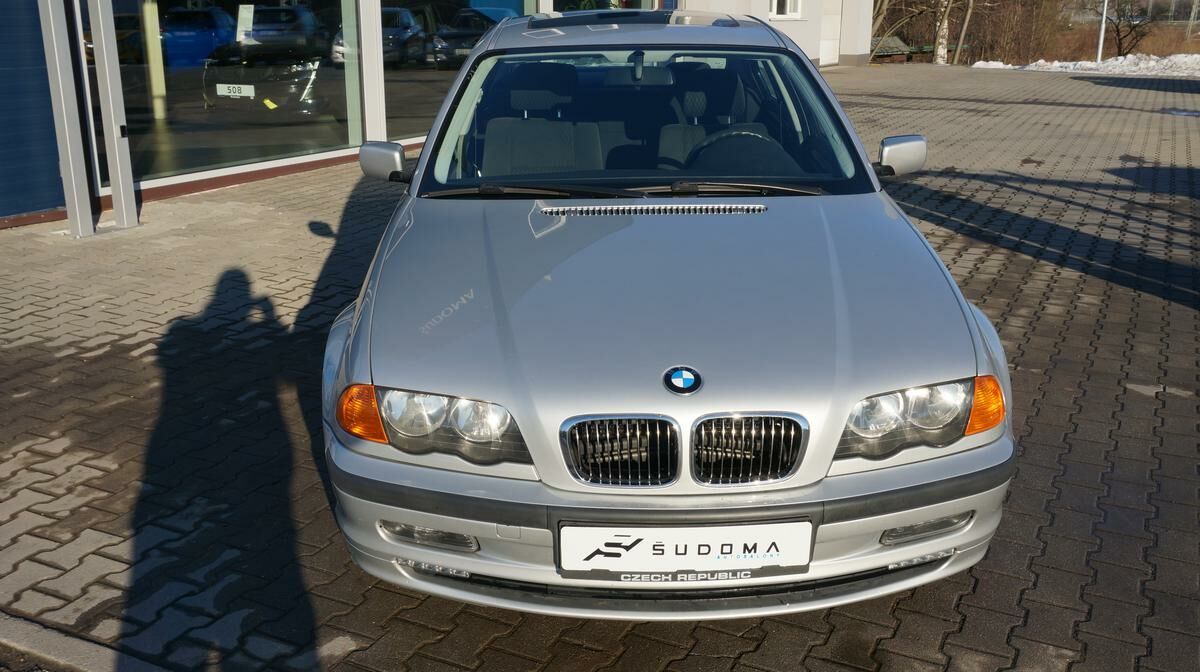BMW Řada 3, 320i - fotka 2
