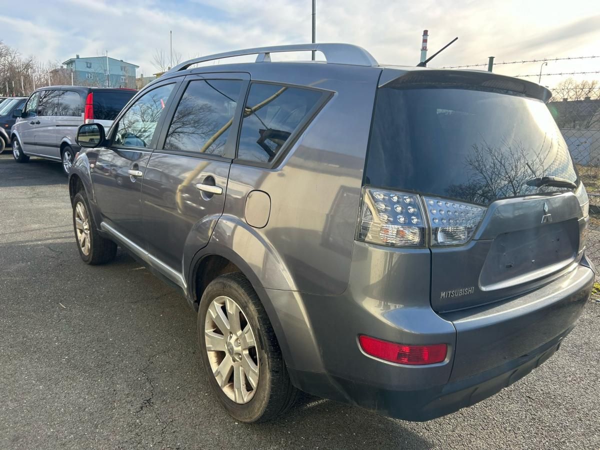 Mitsubishi Outlander, 2.4 4x4 7 míst max. výbava - fotka 4