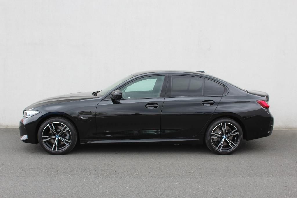 BMW Řada 3, 330e xDrive Sedan - fotka 4