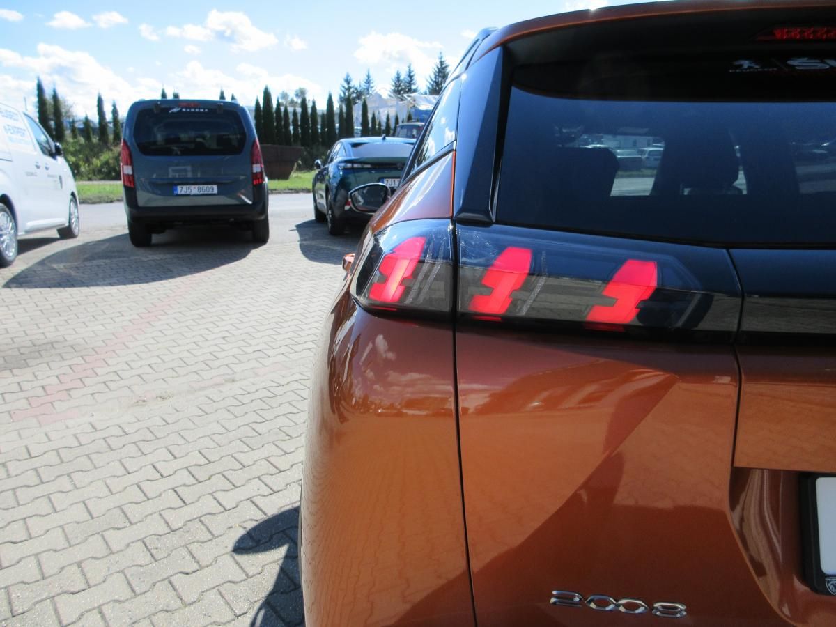 Peugeot 2008, ALLURE 1.2 130k S&S EAT8 - fotka 6