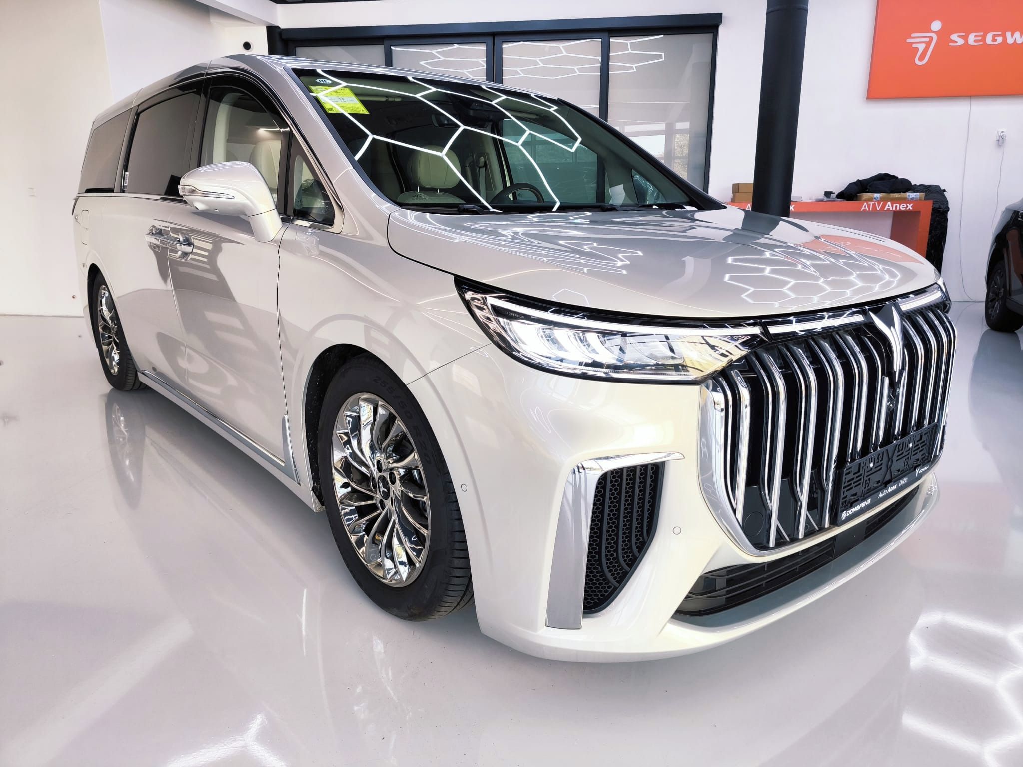 Voyah, Dream 4x4 s generátorem - fotka 2