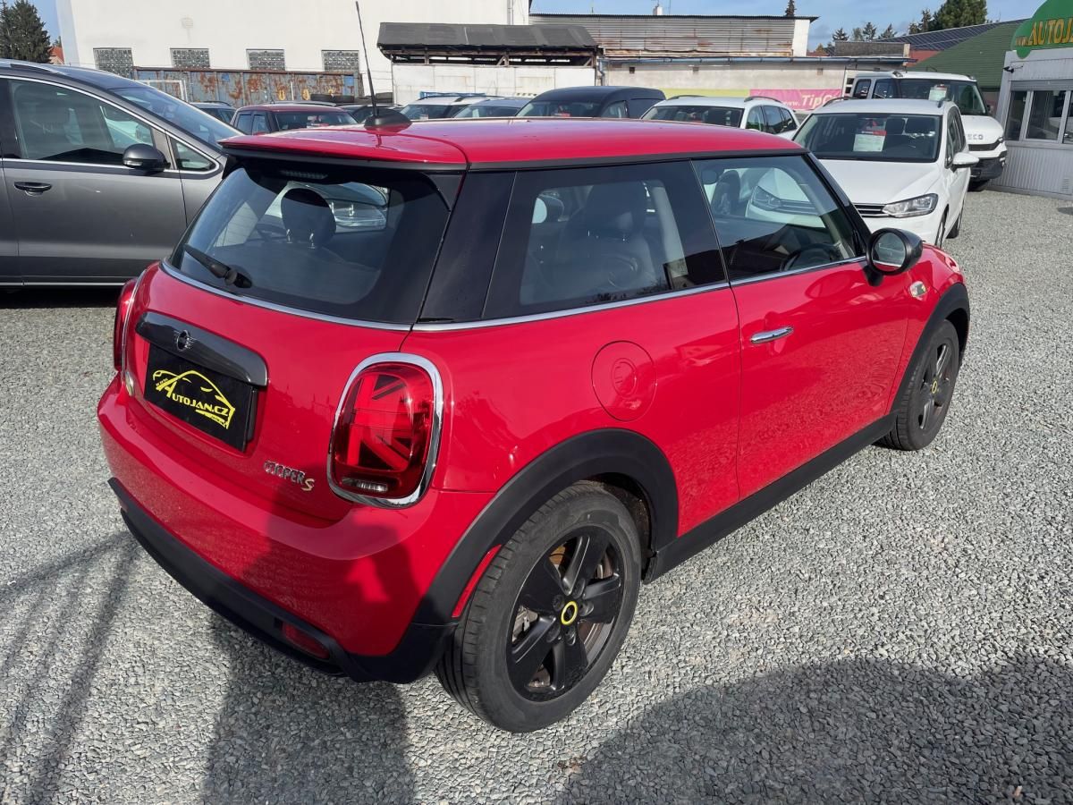 Mini Cooper, SE - fotka 4