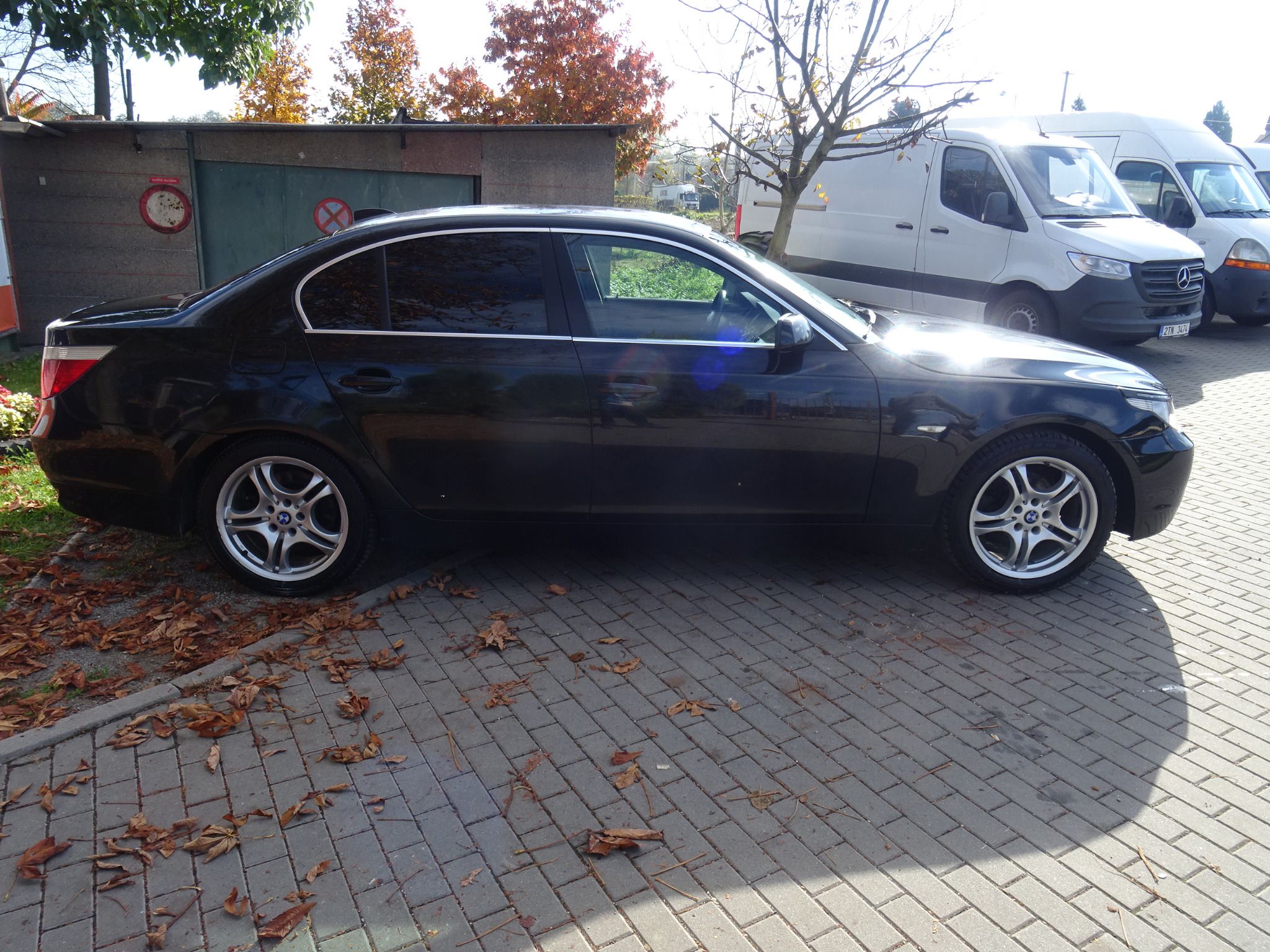 BMW Řada 5, 520D - fotka 4